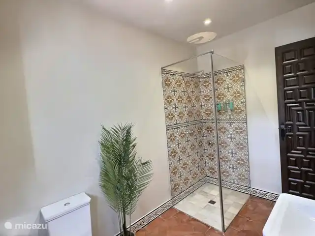 De douche van een van onze standaard slaapkamers.